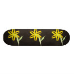 Monopatín amarillo de la flor