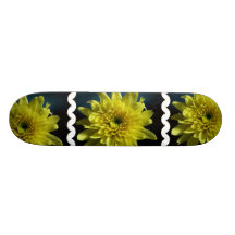 Monopatín amarillo del crisantemo
