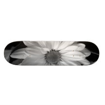 Monopatín de la flor negra y blanca