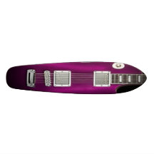 Monopatín púrpura de la guitarra de la roca