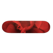 Monopatín rojo de los pétalos color de rosa