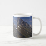 Montaña escarpada desnuda taza