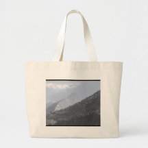 Montaña solitaria del árbol bolsa