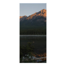 Montaña y lago de la pirámide en el amanecer Alber Lona