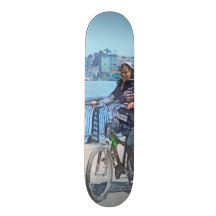 Montando en bicicleta a lo largo del embarcadero u monopatin personalizado