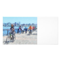 Montando en bicicleta a lo largo del embarcadero u plantilla para tarjeta de foto