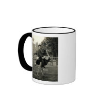 Montar a caballo 1910 de la avestruz taza
