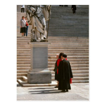 Montecassino, monje que charla a un visitante postal