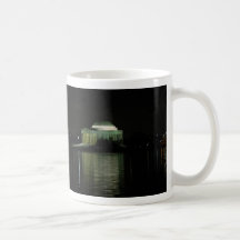 Monumento de Thomas Jefferson en la noche Tazas De Café