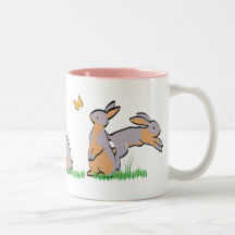 MORENOS DE LA LILA EN LA HIERBA TAZAS DE CAFÉ