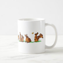MORENOS DEL CHOCOLATE EN LA HIERBA TAZAS DE CAFÉ