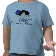 Muchacho adaptable con la camiseta del cumpleaños 