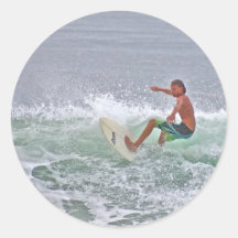 Muchacho de la persona que practica surf pegatina redonda