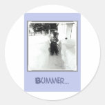 Muchacho del Bummer con la pala de la nieve Pegatina