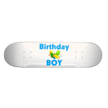 Muchacho del cumpleaños con el aeroplano del jugue tabla de patinar