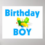 Muchacho del cumpleaños con el aeroplano del jugue posters