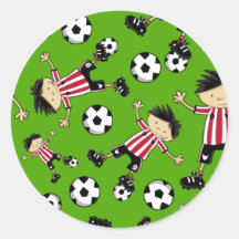 Muchacho del fútbol con el pegatina de los fútbole