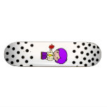 Muchacho del profesor tablas de patinar