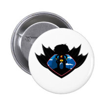 Muchacho del super héroe en escudo con alas pin