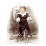 Muchacho en el triciclo postal