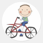 Muchacho en las camisetas y los regalos de la bici etiquetas redondas