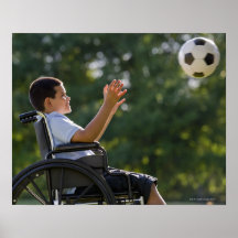 Muchacho hispánico, 8, en silla de ruedas con el b posters