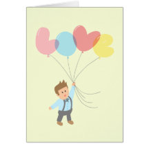 Muchacho lindo con los globos de la letra que dele tarjetas