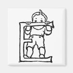 Muchacho que se coloca en el imán de la letra "E" 