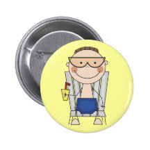 Muchacho que se relaja en las camisetas y los rega pins