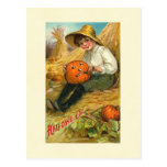 Muchacho que talla la calabaza postales