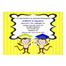 Muchachos gemelos Monkeying alrededor la invitació