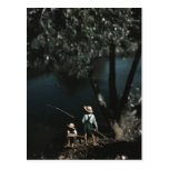Muchachos que pescan en miniatura del pantano postales
