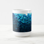 Muchedumbre de los pescados taza de café