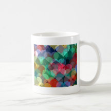 muchos corazones detrás del vidrio mojado taza de café