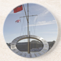 Muelle del St Katherines del reloj de sol Posavasos Cerveza