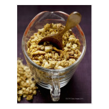 Muesli crujiente con la cuchara de madera en una m tarjetas postales