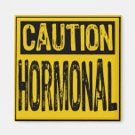 Muestra de la precaución - amarillo hormonal/negro imán de nevera