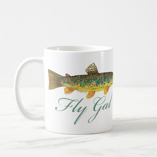Mujer de la pesca con mosca taza