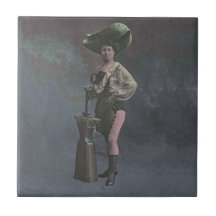 Mujer del vintage con el martillo y el yunque azulejo ceramica