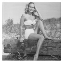 Mujer en bikini azulejos