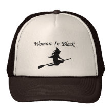 Mujer en negro gorras