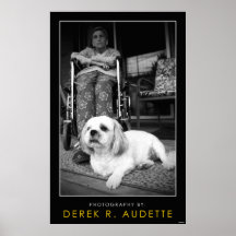 Mujer en silla de rueda con el perro poster