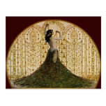 Mujer en una falda del pavo real postal