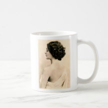 Mujer joven de las mujeres del vintage de la fotog tazas de café