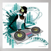Mujer joven DJ que usa la placa giratoria en club  Poster