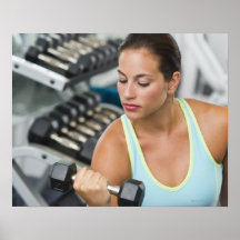 Mujer que ejercita con pesas de gimnasia poster