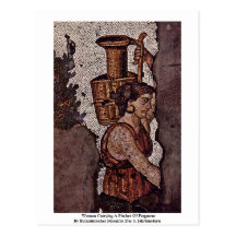 Mujer que lleva una jarra del fragmento postal