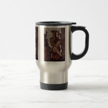 Mujer que lleva una jarra del fragmento taza de café