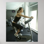 Mujer que se resuelve en un gimnasio 3 poster