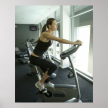Mujer que se resuelve en un gimnasio 3 poster